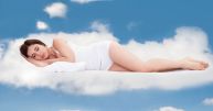 v�ce - <p>M�te se b�t, kdy� se v�m zd� o smrti? Co to znamen�? Nebo se v�m zd�lo o  p�du, nahot�, �koln� zkou�ce �i vypadl�ch zubech? V tomto �l�nku  v�m prozrad�me, jak� je skryt� v�znam sn�, kter� se n�m zdaj�  nej�ast�ji!</p>